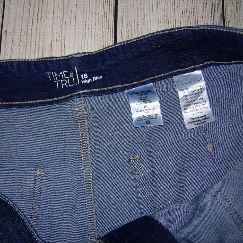 High Rise Shorts 18 - Picture 2 of 3